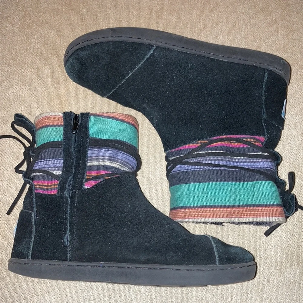 TOMS Big Kids Rubber Sole Faux Fur Lined Suede Zip up Fall Winter Boots Size 4